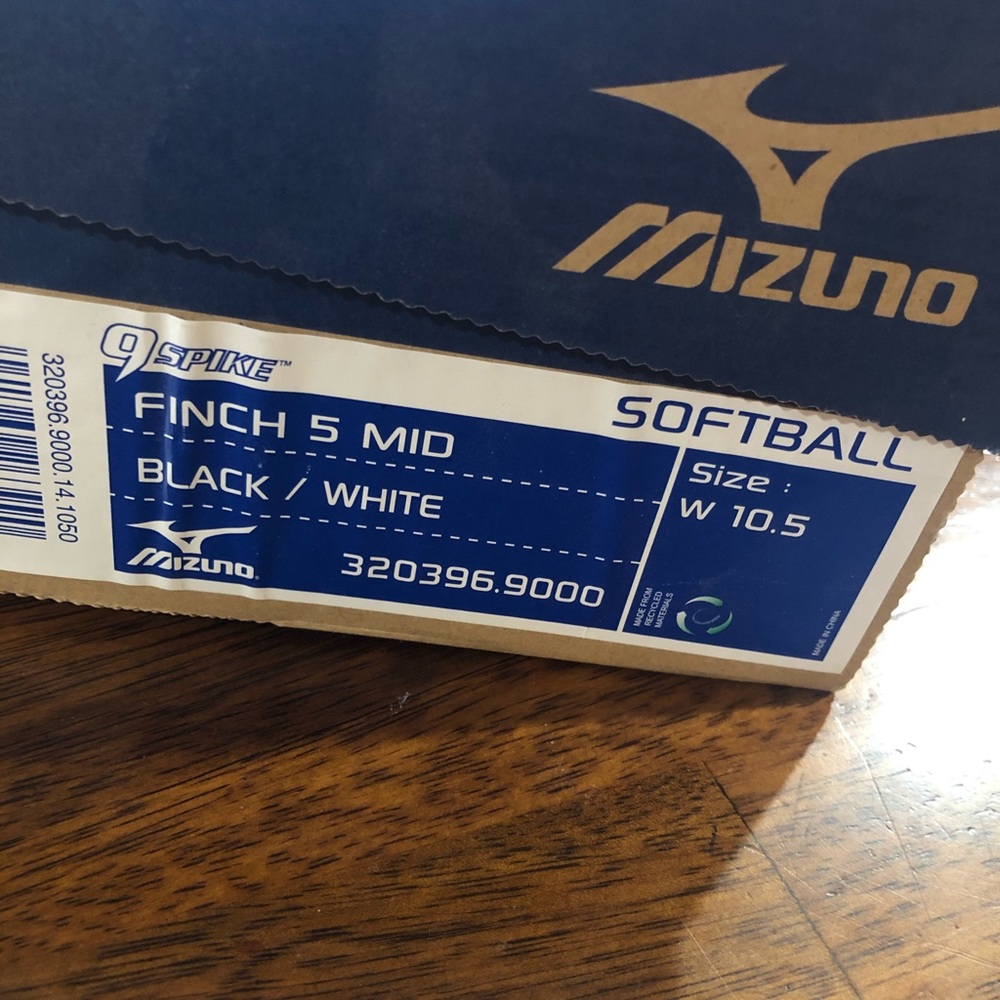 New Mizuno 9 spike finch mid 10.5 W Wide softball